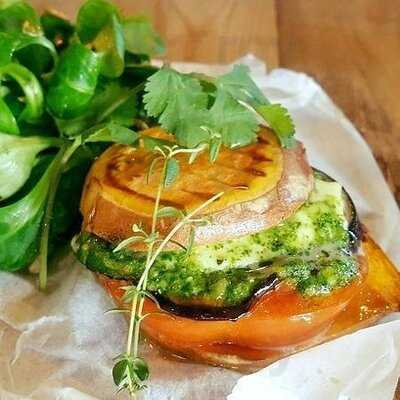 Bas Bites And Store Lunchroom