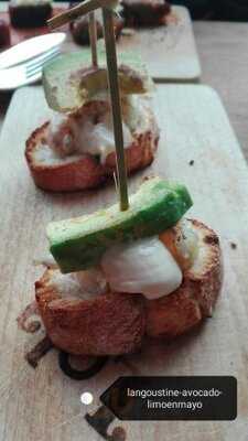 Lola Bar & Restaurant