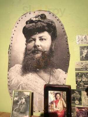 De Vrouw Met De Baard