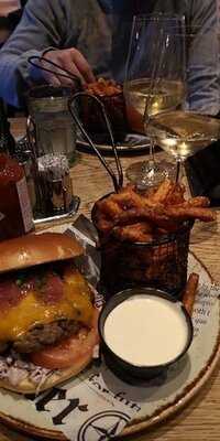 Happy Elefante Bar-grill-music