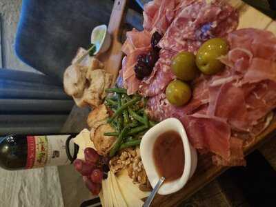 Gustav's Tapas & Vinbar