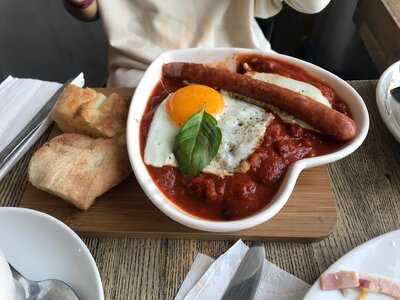 Pomiędzy Cafe & Bistro