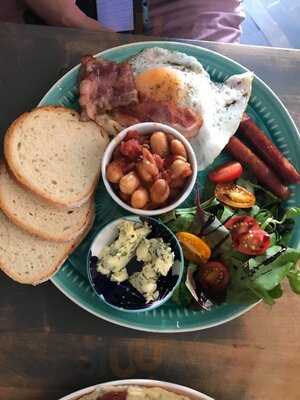 Pomiędzy Cafe & Bistro