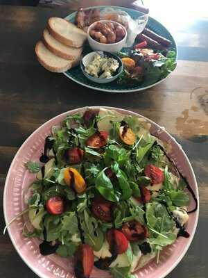 Pomiędzy Cafe & Bistro