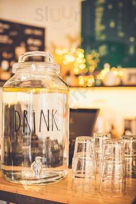 Parlament Cafe & Bistro