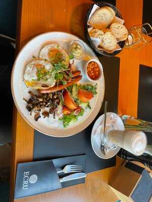 Ecru Restauracja I Kawiarnia