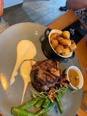 Ecru Restauracja I Kawiarnia