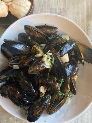 La Vineria Bistro Wine Bar & Cafe