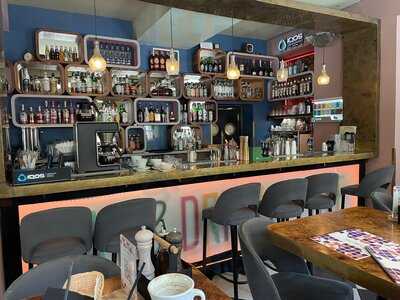 Moment Cafe & Resto Bar