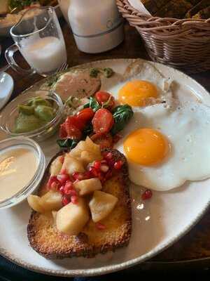 Moment Cafe & Resto Bar