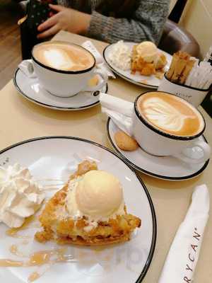 Ice Cream Rolls & Bubble Waffle