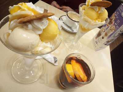 Ice Cream Rolls & Bubble Waffle