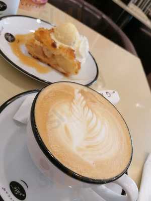 Ice Cream Rolls & Bubble Waffle