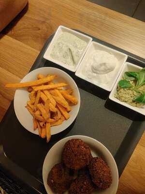 Manoa Green Resto Bar