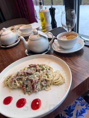 Pera Restaurant Grill & Bar