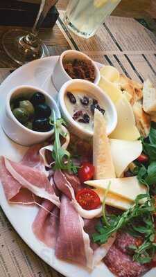 Burrata Pizza & Pasta