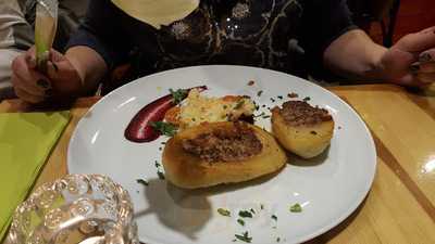 Grand Kredens, Restauracja