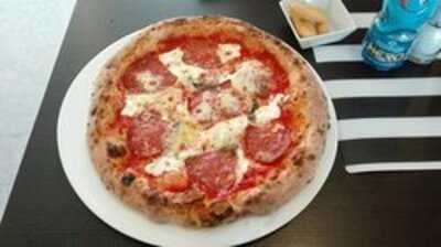 En Plato Pizza Napoletana