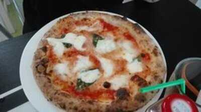 En Plato Pizza Napoletana