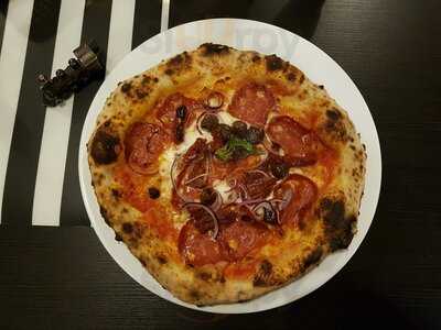 En Plato Pizza Napoletana