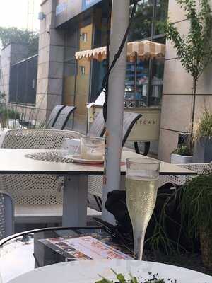 Meating Room Coctail Bar & Restaurant