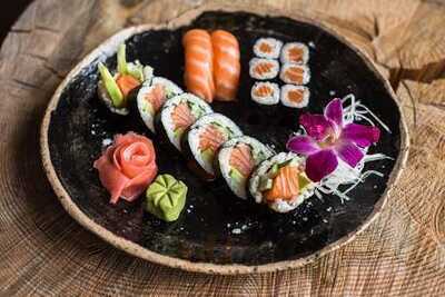 Sushi Chef Andrzej Kozioł