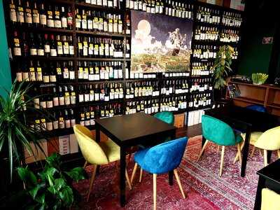 Kisi Wine Shop & Bar