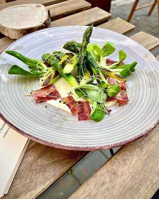 Bratanki Bistro & Bar