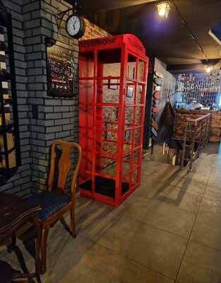 Pub Pod Dwona Miotłami.