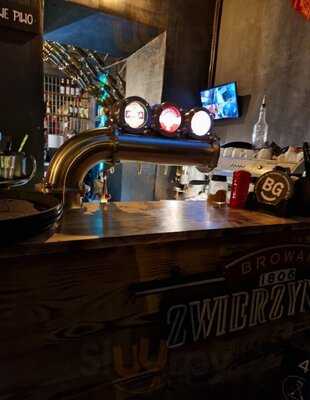 Pub Pod Dwona Miotłami.