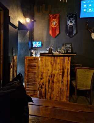 Pub Pod Dwona Miotłami.