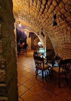 Pub Pod Dwona Miotłami.