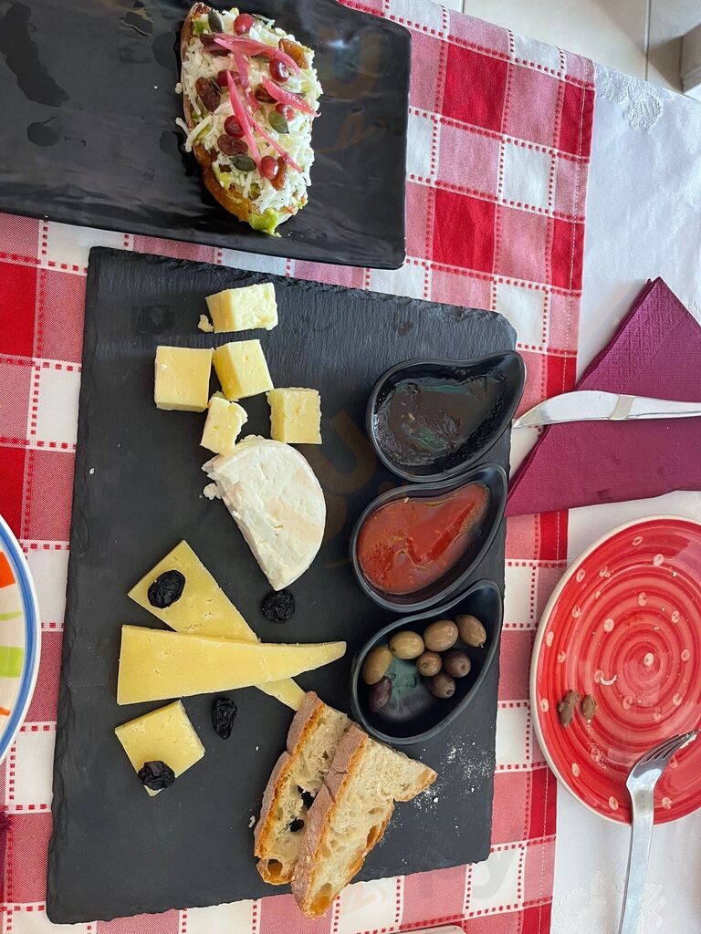 Captain's Table D'angra