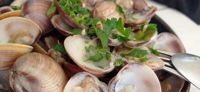 Guia Beach, Food & Drinks