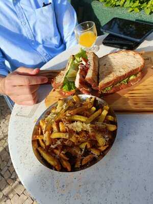 The White-house Pub And Restaurant Grill