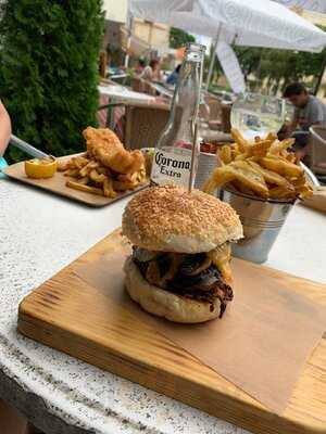 The White-house Pub And Restaurant Grill