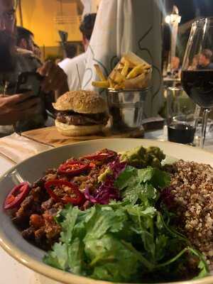 The White-house Pub And Restaurant Grill