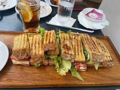 Café Penta - Tostas E Bolos A Metro