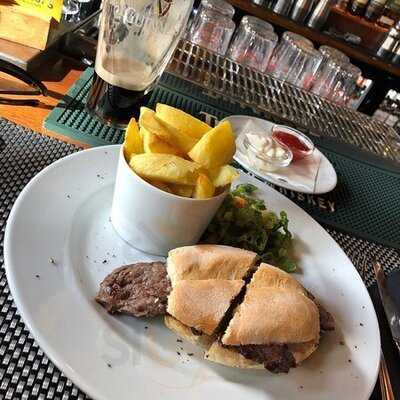 Hennessy's Irish Pub