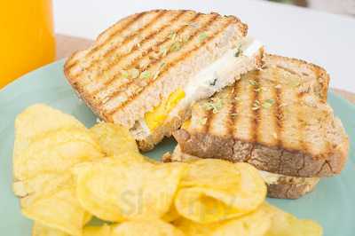 Rolls Brunch & Café