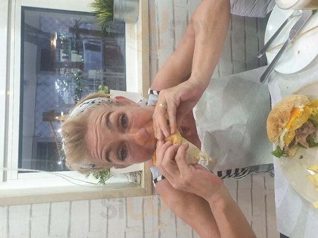 La Familia Hamburgueria E Tapas