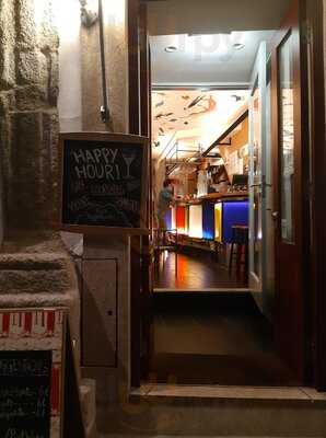 Menina E Moça No Porto