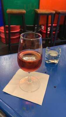 Menina E Moça No Porto