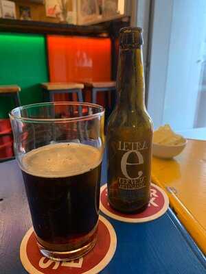 Menina E Moça No Porto