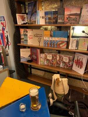 Menina E Moça No Porto