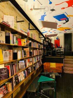 Menina E Moça No Porto