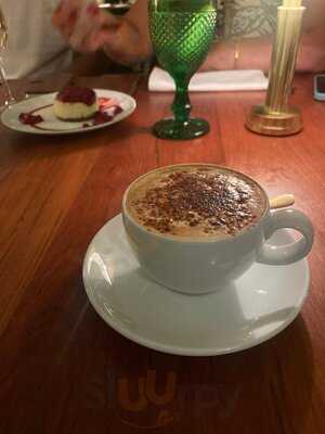 Avenida Restaurant & Bar