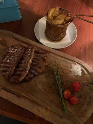 Avenida Restaurant & Bar