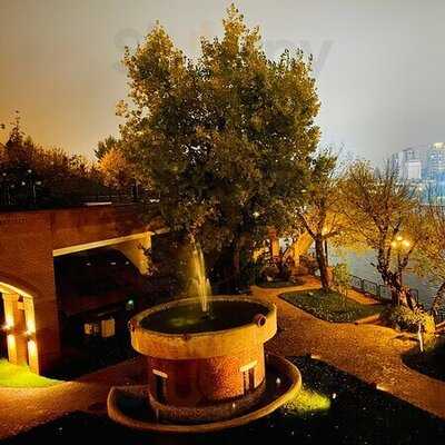 La Vitrine Restaurant & Lounge