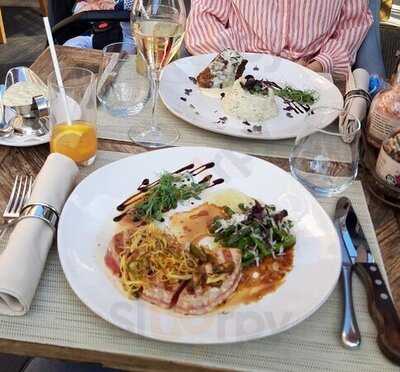 La Vitrine Restaurant & Lounge